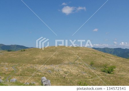Spring 2025: View of Akiyoshidai and Kitayama with dead grass remaining Spring 2025: View of Akiyoshidai and Kitayama with dead grass remaining 134572541