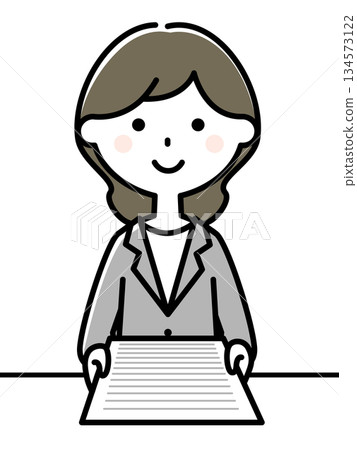 一名身穿西裝的女子正在出示文件 一名身穿西裝的女子正在出示文件 134573122