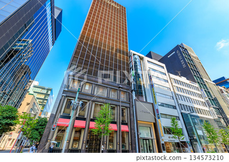 東京中央區銀座城市景觀,靠近銀座二丁目交叉口 東京中央區銀座城市景觀,靠近銀座二丁目交叉口 134573210