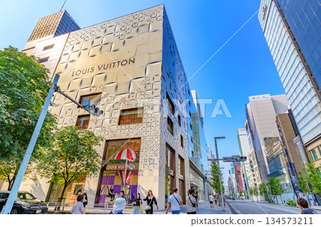 東京中央區銀座城市景觀，靠近銀座二丁目交叉口 134573211