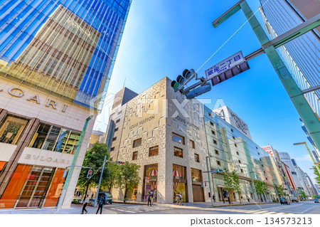 東京中央區銀座城市景觀,靠近銀座二丁目交叉口 東京中央區銀座城市景觀,靠近銀座二丁目交叉口 134573213