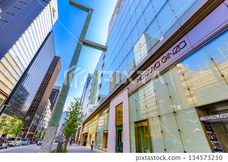 東京中央區銀座城市景觀，靠近銀座三丁目交叉口 134573230