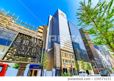 東京中央區銀座城市景觀，靠近銀座三丁目交叉口 134573231