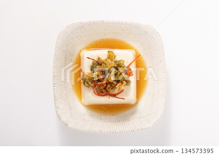 Cold tofu (with green onions and chili peppers) Cold tofu (with green onions and chili peppers) 134573395