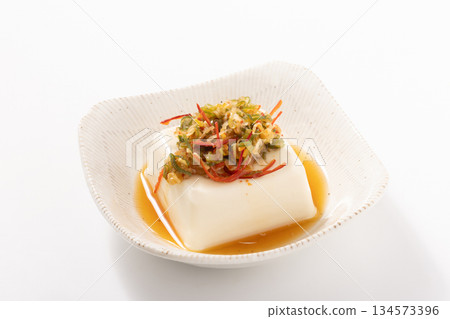 Cold tofu (with green onions and chili peppers) 134573396