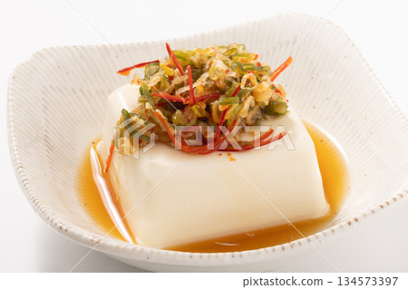 Cold tofu (with green onions and chili peppers) Cold tofu (with green onions and chili peppers) 134573397