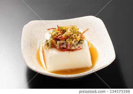 涼拌豆腐（佐蔥花和辣椒） 134573399