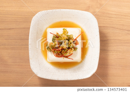 Cold tofu (with green onions and chili peppers) 134573401