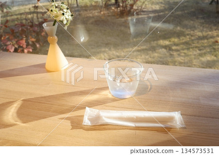 Cold water and wet towels are placed on the table. Cold water and wet towels are placed on the table. 134573531