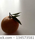 Orange with leaves illuminated by natural light and a blank background 134573581