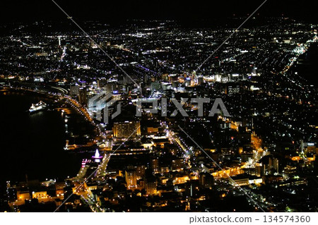 從北海道函館市函館山眺望夜景 134574360