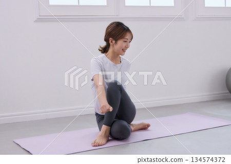 年輕女子正在接受私人教練的訓練 134574372