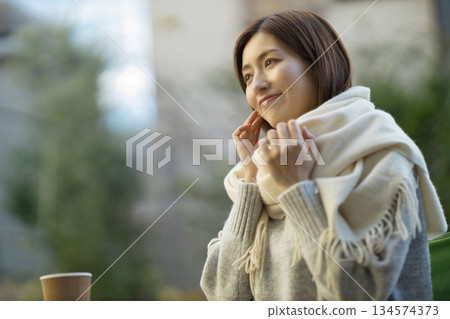 一位四十多歲的美麗女子在花園裡微笑 134574373