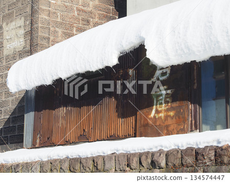 積雪覆蓋的倉庫 134574447