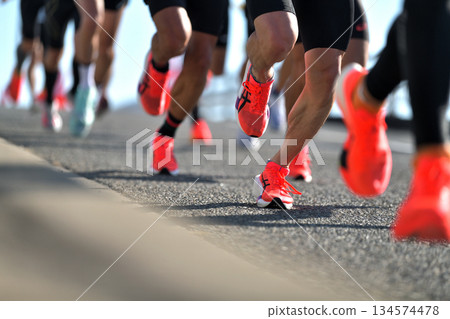 馬拉松 馬拉松選手跑下斜坡 134574478