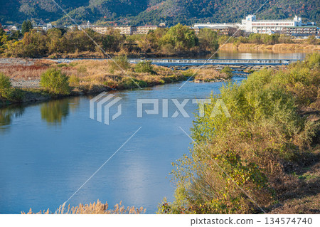 京都桂川的冬季景色 134574740