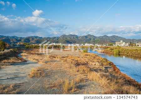 京都桂川的冬季景色 134574743