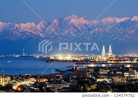 冬季的立山山脈和夜幕下的平市 134574782