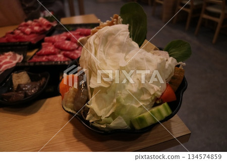 新鮮蔬菜和肉類的特寫鏡頭 134574859