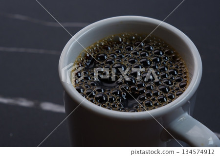 咖啡杯裡的咖啡 咖啡杯裡的咖啡 134574912