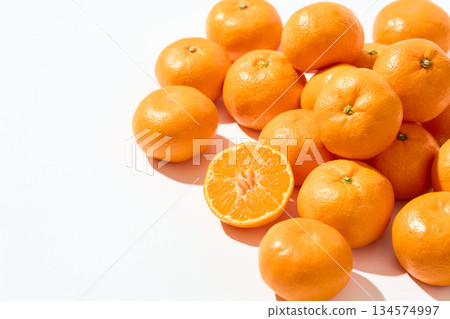 隨意擺放的柑橘 隨意擺放的柑橘 134574997