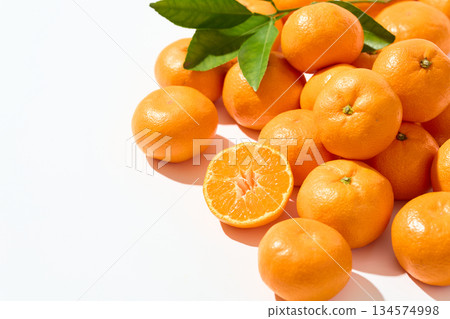 隨意擺放的柑橘 134574998