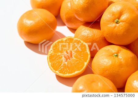 隨意擺放的柑橘 134575000