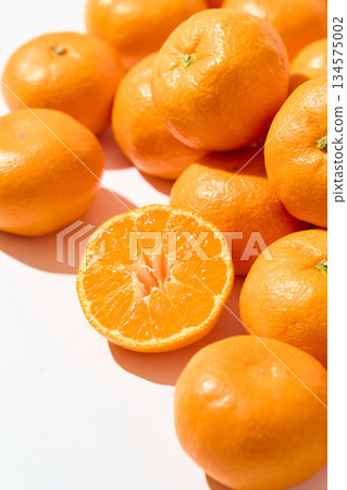 Mandarins placed carelessly 134575002