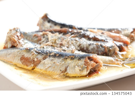 油浸沙丁魚-用橄欖油醃製的新鮮沙丁魚 油浸沙丁魚-用橄欖油醃製的新鮮沙丁魚 134575043