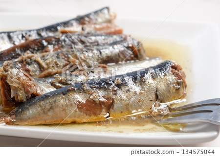 油浸沙丁魚－用橄欖油醃製的新鮮沙丁魚 134575044