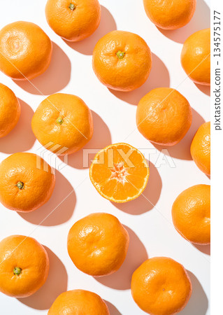白色背景上的成排橘子 白色背景上的成排橘子 134575177