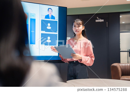 商務人士召開會議，遠距成員互聯互通。 134575288