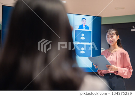 Business people holding a meeting connecting remote members Business people holding a meeting connecting remote members 134575289
