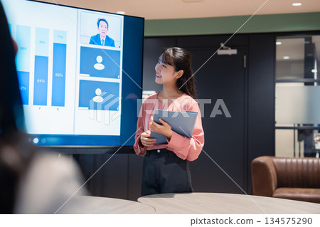 Business people holding a meeting connecting remote members Business people holding a meeting connecting remote members 134575290