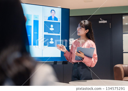 Business people holding a meeting connecting remote members Business people holding a meeting connecting remote members 134575291