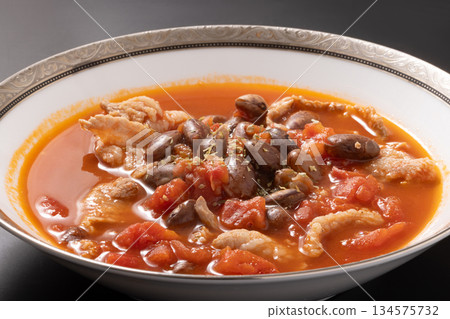 番茄醬燉鵪鶉豆和豬肉 番茄醬燉鵪鶉豆和豬肉 134575732