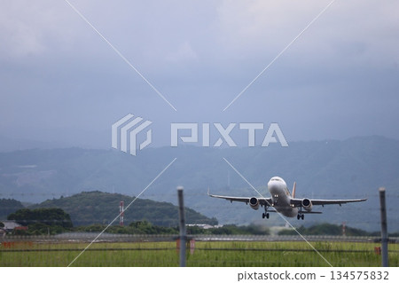 A Tigerair Airbus passenger plane takes off for Taipei 134575832