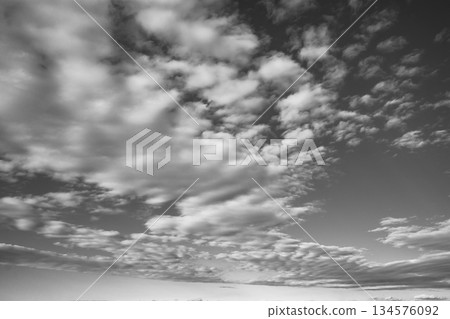 藍天和白色卷積雲 b-6 單色 藍天和白色卷積雲 b-6 單色 134576092