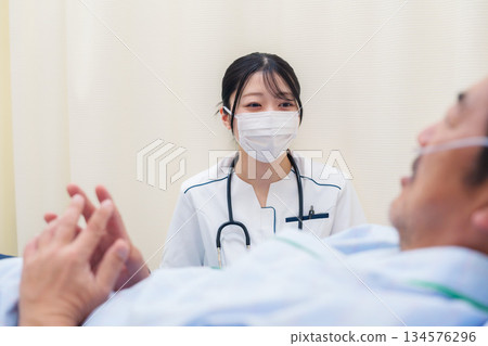 一位在病房照顧住院病人的女醫護人員 134576296