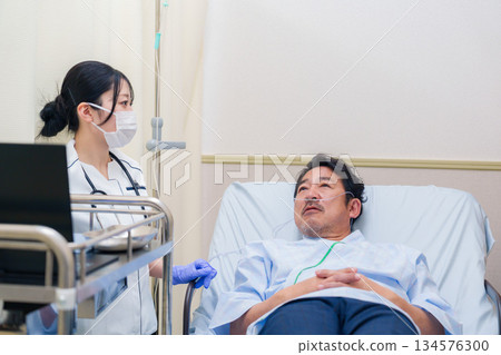 一位在病房照顧住院病人的女醫護人員 134576300