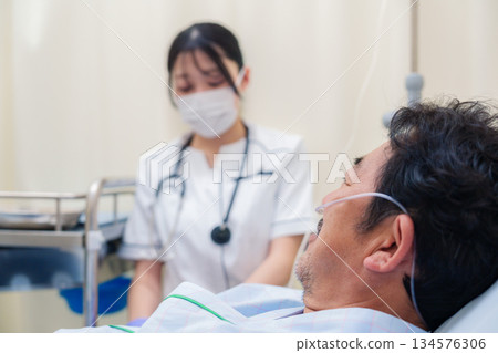 一位在病房照顧住院病人的女醫護人員 134576306