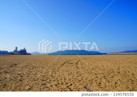 Sea and sandy beach of "Seaside Momochi Seaside Park" in Sawara Ward, Fukuoka Prefecture_22 134576550