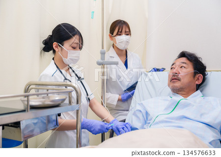 Doctor and nurse interviewing hospitalized patients Doctor and nurse interviewing hospitalized patients 134576633