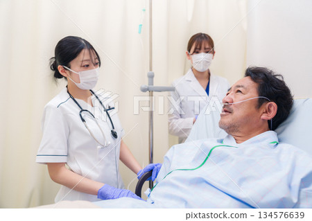 Doctor and nurse interviewing hospitalized patients 134576639