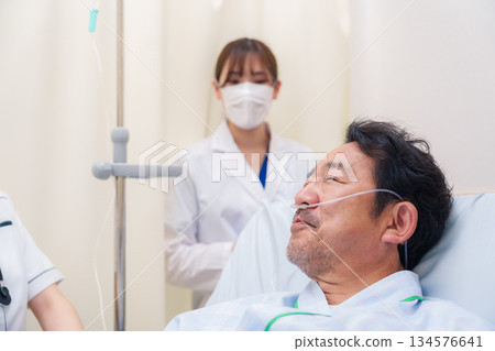 醫生和護士正在詢問住院病人的情況。 醫生和護士正在詢問住院病人的情況。 134576641