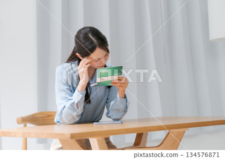 麻煩看存摺的女人 麻煩看存摺的女人 134576871