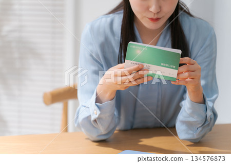 麻煩看存摺的女人 134576873