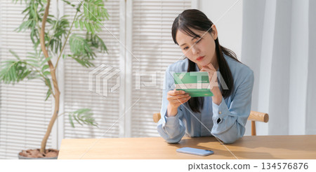 一位女士正為她的存摺而煩惱（橫幅） 134576876