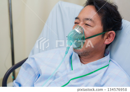 醫院病房裡，一位上了呼吸器的老人 134576958