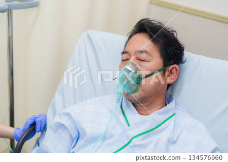Elderly man on a ventilator in a hospital ward Elderly man on a ventilator in a hospital ward 134576960